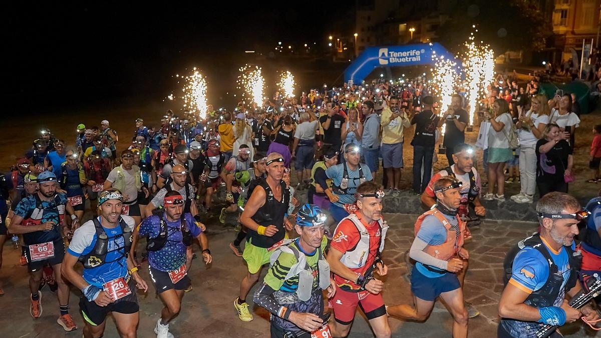 La prueba reina de la Tenerife Bluetrail arranca en la playa de El Médano con 215 corredores.