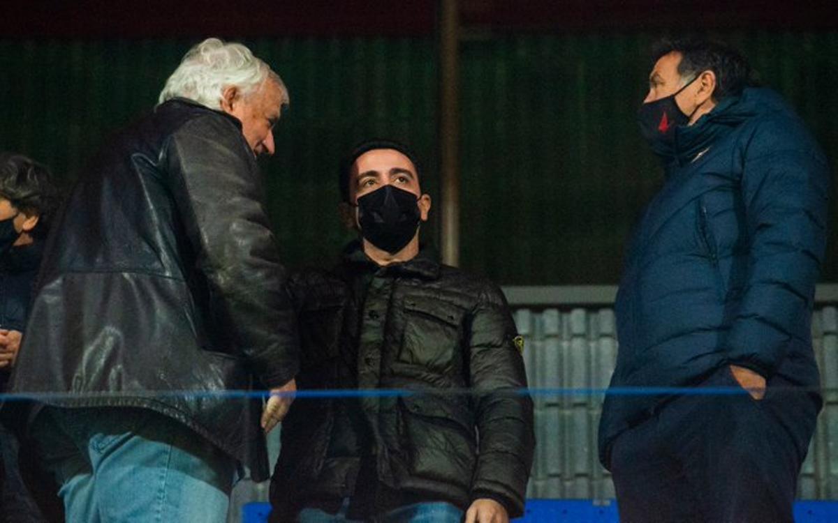 Albert Benaiges, Xavi y Alexanko, en el palco del Estadi Johan Cruyff durante el partido del Barça B.