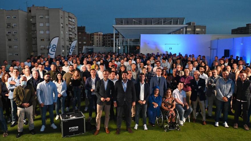 Fotos de familia del acto de ayer del PP, presidido por Fernando López Miras.  | LA OPINIÓN