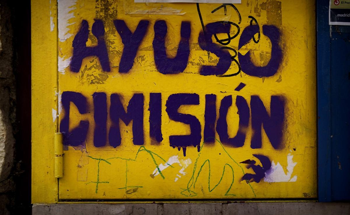 Pintada en contra de Isabel Díaz Ayuso  en la puerta de un colegio en Vallecas.