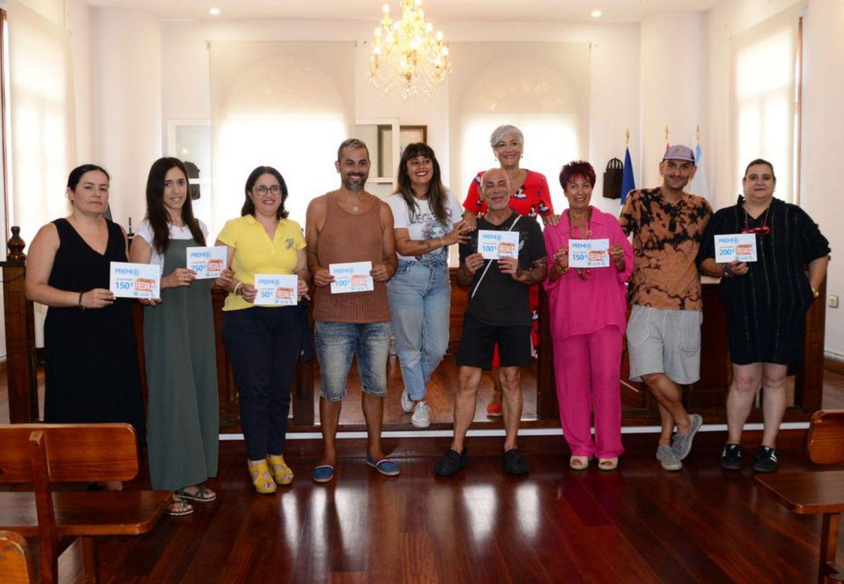 Los ganadores, ayer con sus vales de premio. | Gonzalo Núñez