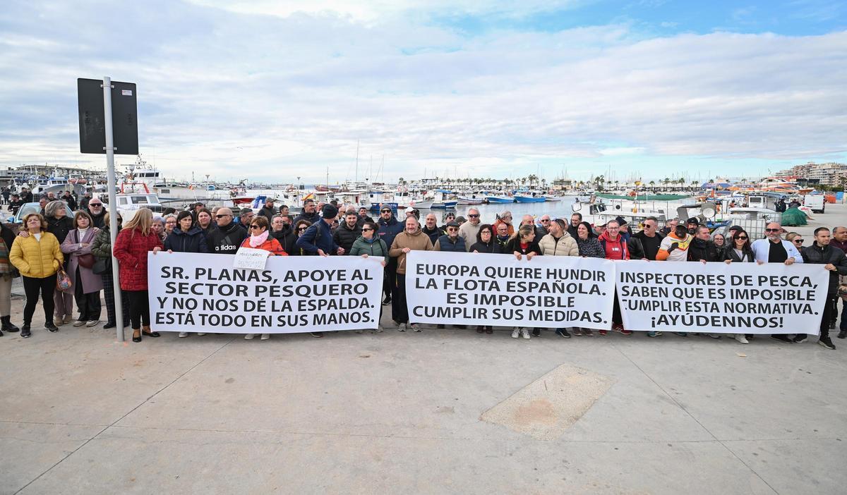 La flota pesquera alicantina amrrada contra las últimas exigencias de la Unión Europea