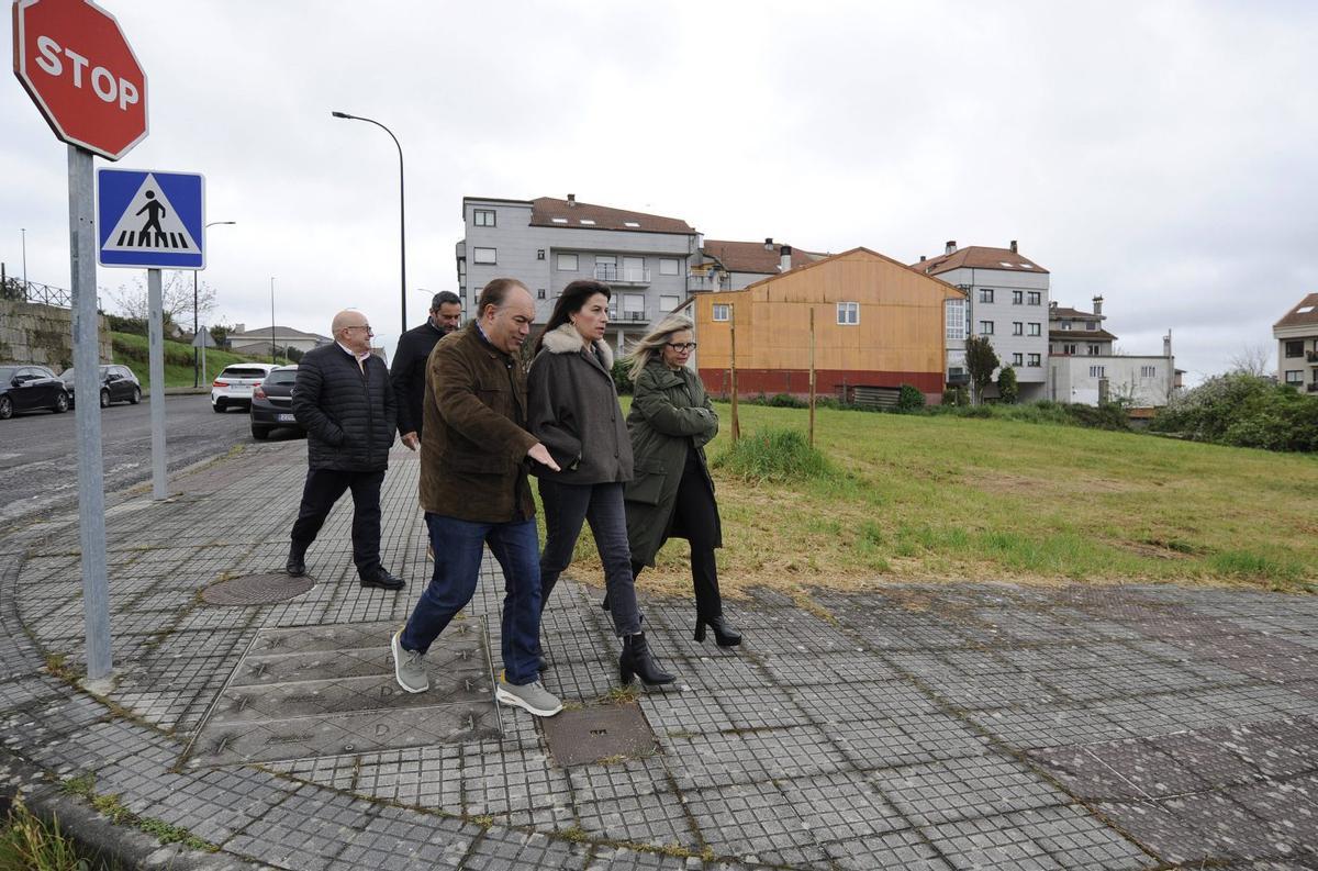 Crespo y Martínez Allegue visitaron el sábado la parcela en la que se levantarán las viviendas.