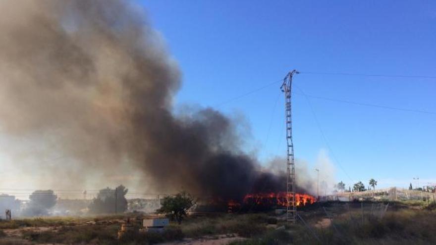 El incendio en un almacén de ropa en Torrellano genera una gran columna de humo