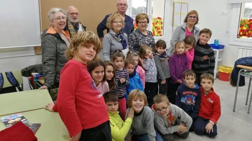 Els veïns voluntaris de Garrigàs amb infants de l&#039;escola.