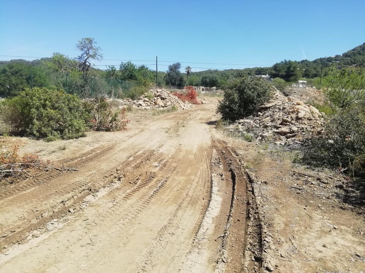 Galería: Así ha quedado el vertedero ilegal de Cala Tarida