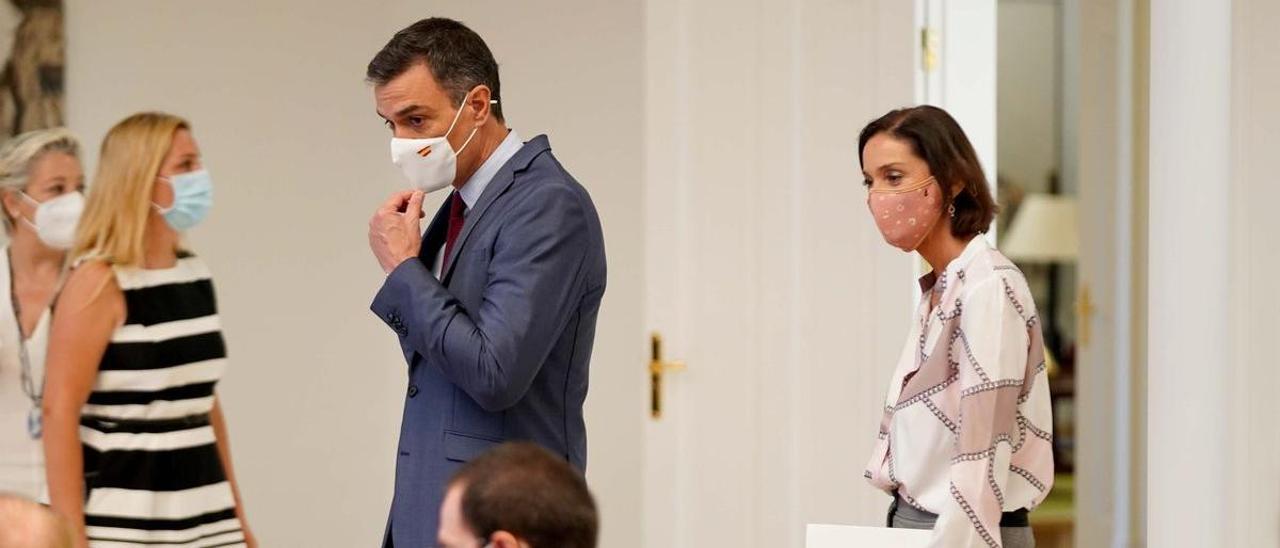 El presidente del Gobierno, Pedro Sánchez, y la ministra de Industria, Reyes Maroto.