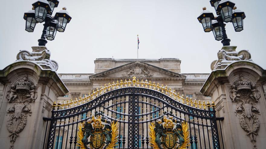 Detenido un hombre por arrojar supuestos cartuchos al palacio de Buckingham