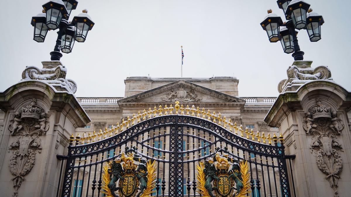 Detenido un hombre por arrojar supuestos cartuchos al palacio de Buckingham.