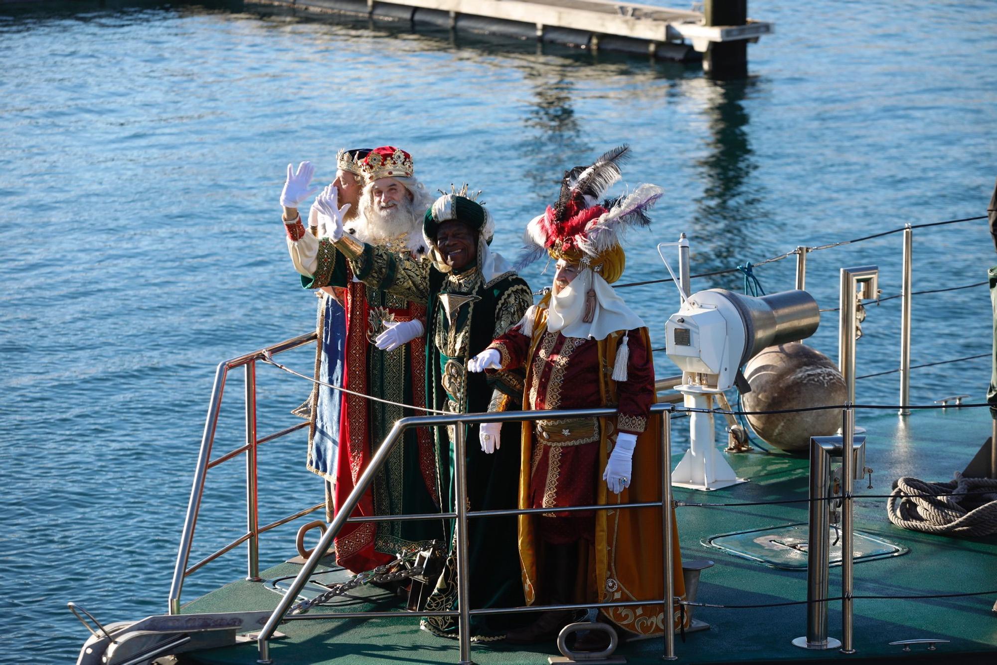 Los Reyes Magos llegan a Gijón en barco