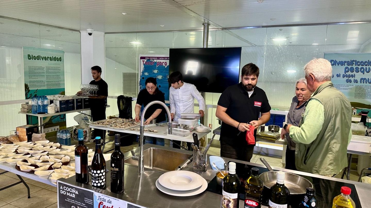 La jornada gastronómica La Cocina del Mar, que ofrece Emgrobes en la sala mirador de la lonja de contratación grovense.