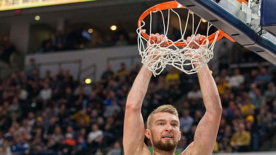 Domas Sabonis se cuelga del aro ante los Jazz.