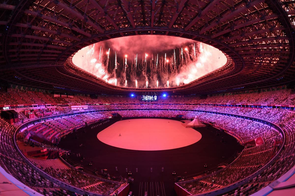 Fuegos artificiales durante la ceremonia de inauguración de los Juegos Olímpicos de Tokyo.