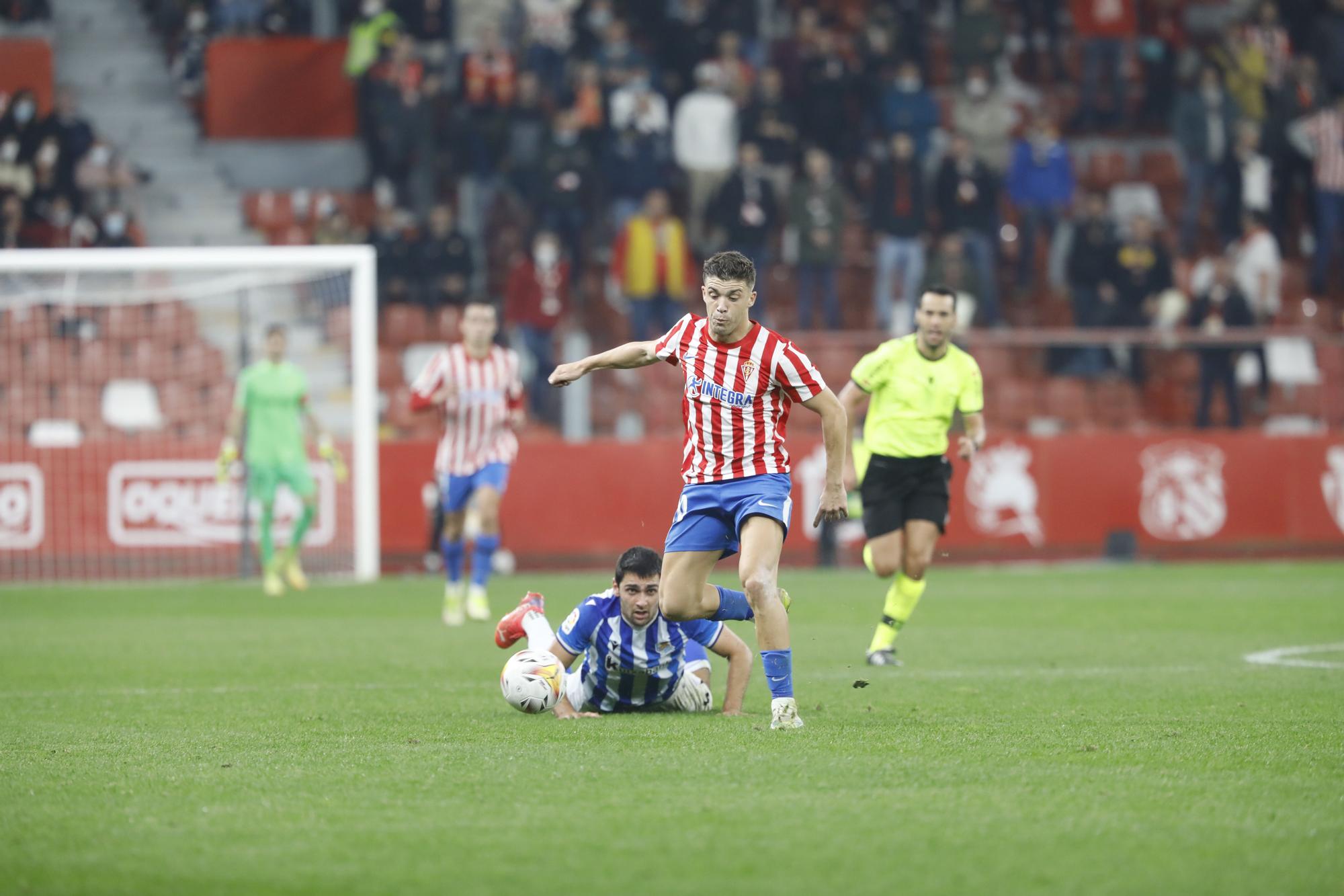 El partido entre el Sporting y la Real Sociedad B, en imágenes