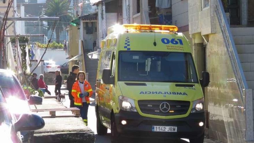 La ambulancia y la Policía en el barrio de A Cañota. // S.A.