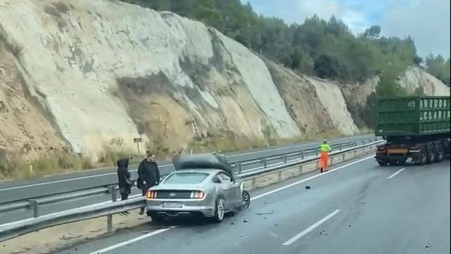 El cotxe i el camió implicats en l'accident