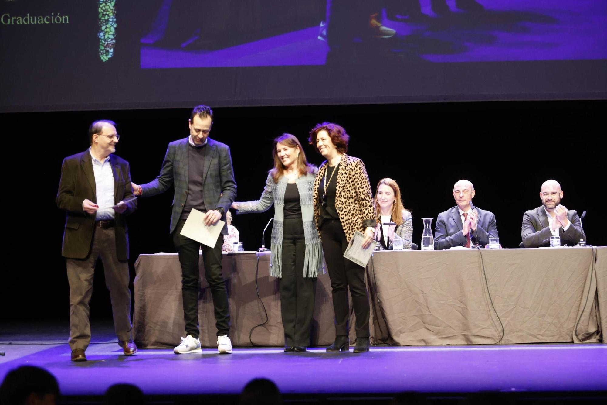 La graduación y los homenajes de la Facultad de Comercio, Turismo y Ciencias Sociales "Jovellanos", en imágenes