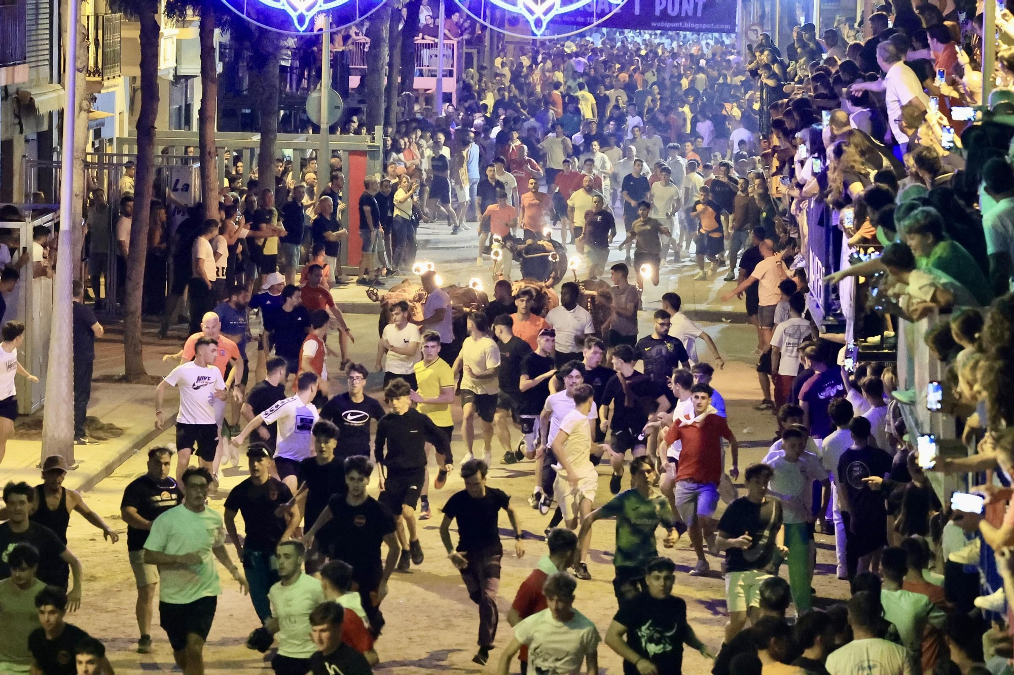 Galería de fotos: Vila-real vibra con toros y el encierro de embolados en el miércoles de fiestas