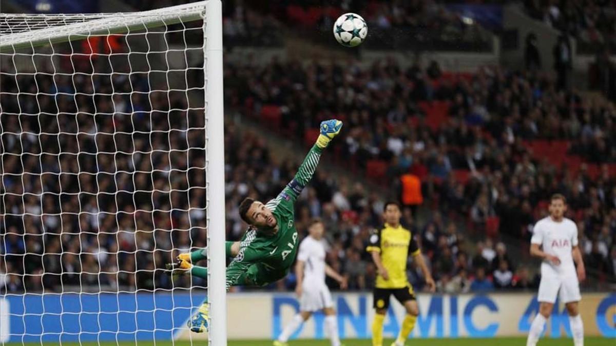 Lloris no pudo hacer nada para evitar el gol de Yarmolenko