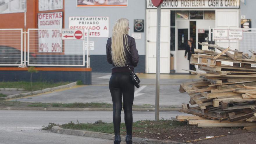 Una mujer ejerce la prostitución en un polígono industrial.