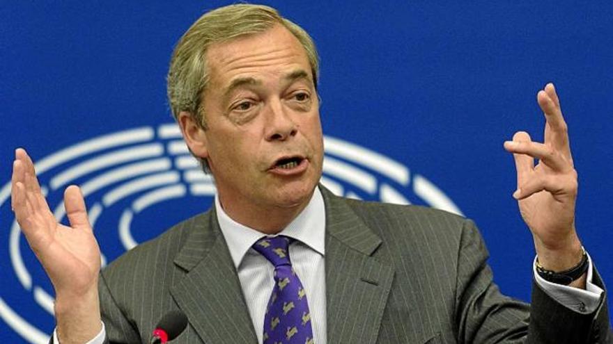 L&#039;eurodiputat Nigel Farage atenent els mitjans en una roda de premsa