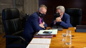 El expresidente Ángel Víctor Torres (i) conversa con el exconsejero de Presidencia y titular de Sanidad en funciones, Julio Pérez.