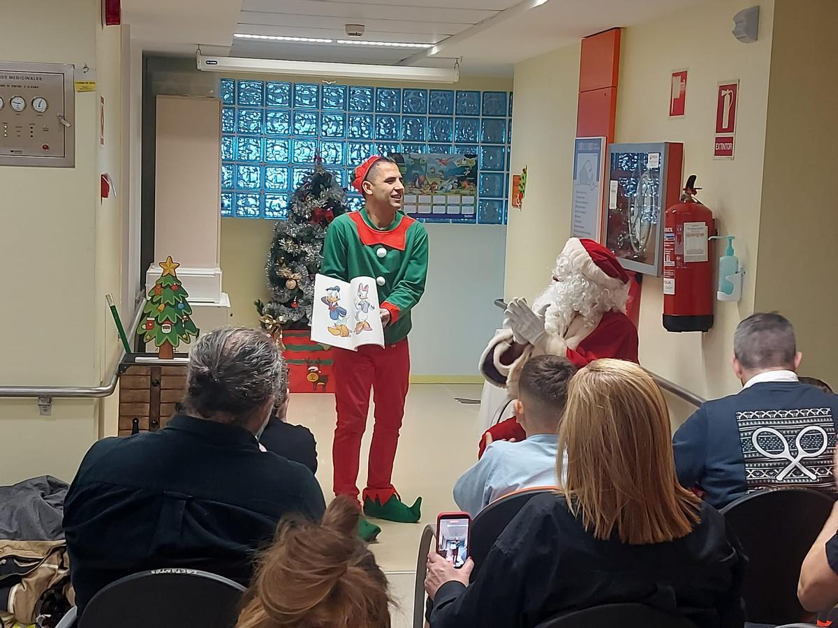 La visita de Papá Noel al Hospital de Cabueñes de Gijón, en imágenes