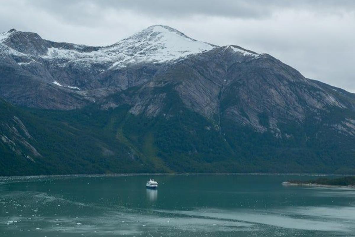 Vía Australis a su paso por el fiordo Pía