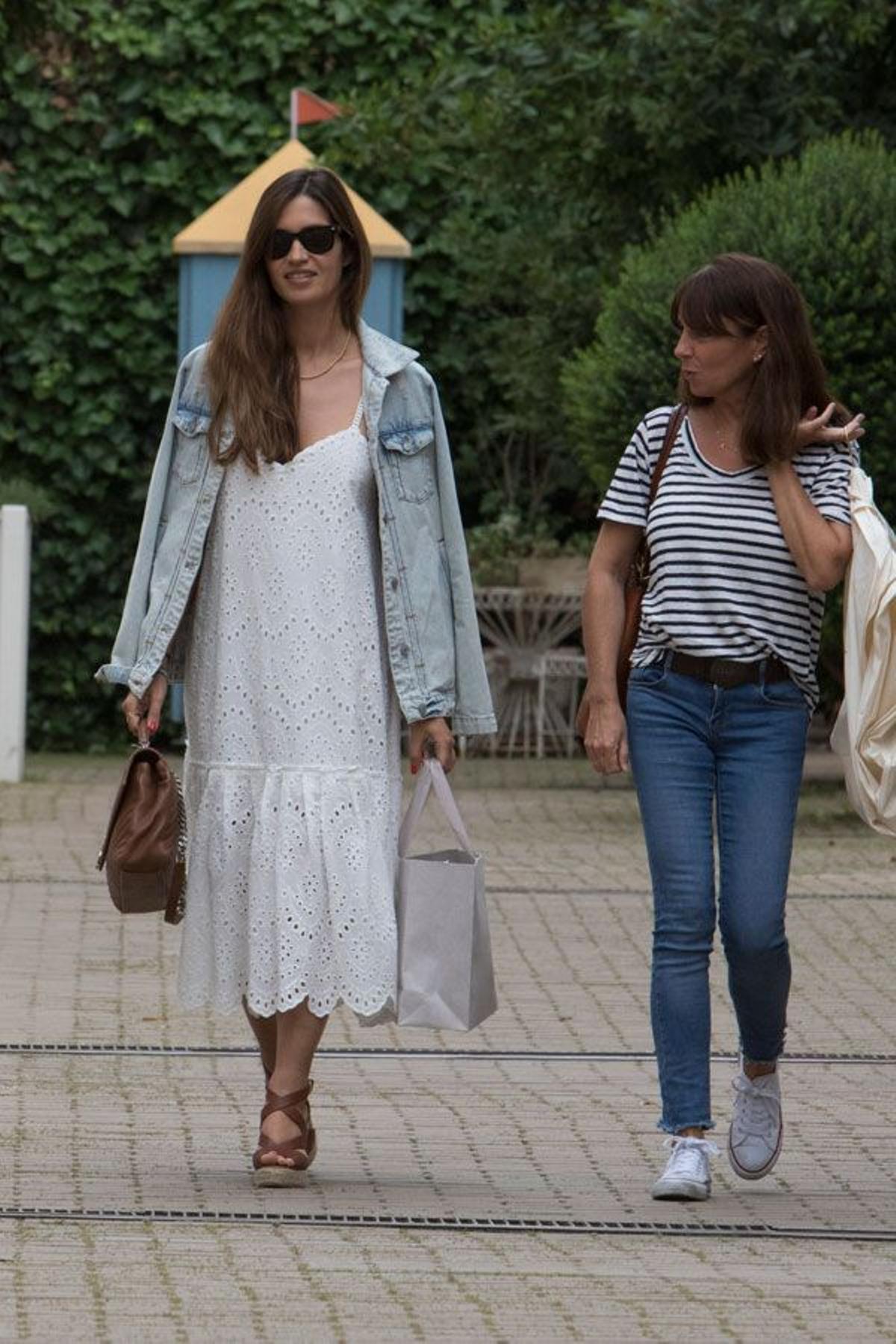 Sara Carbonero en Madrid con vestido blanco, chaqueta vaquera y cuñas marrones