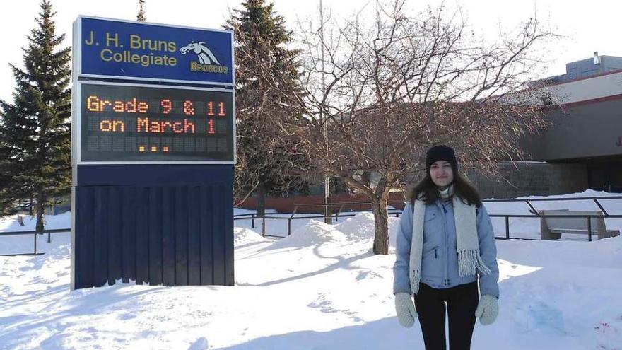 La estudiante, frente a su instituto canadiense y rodeada de nieve.