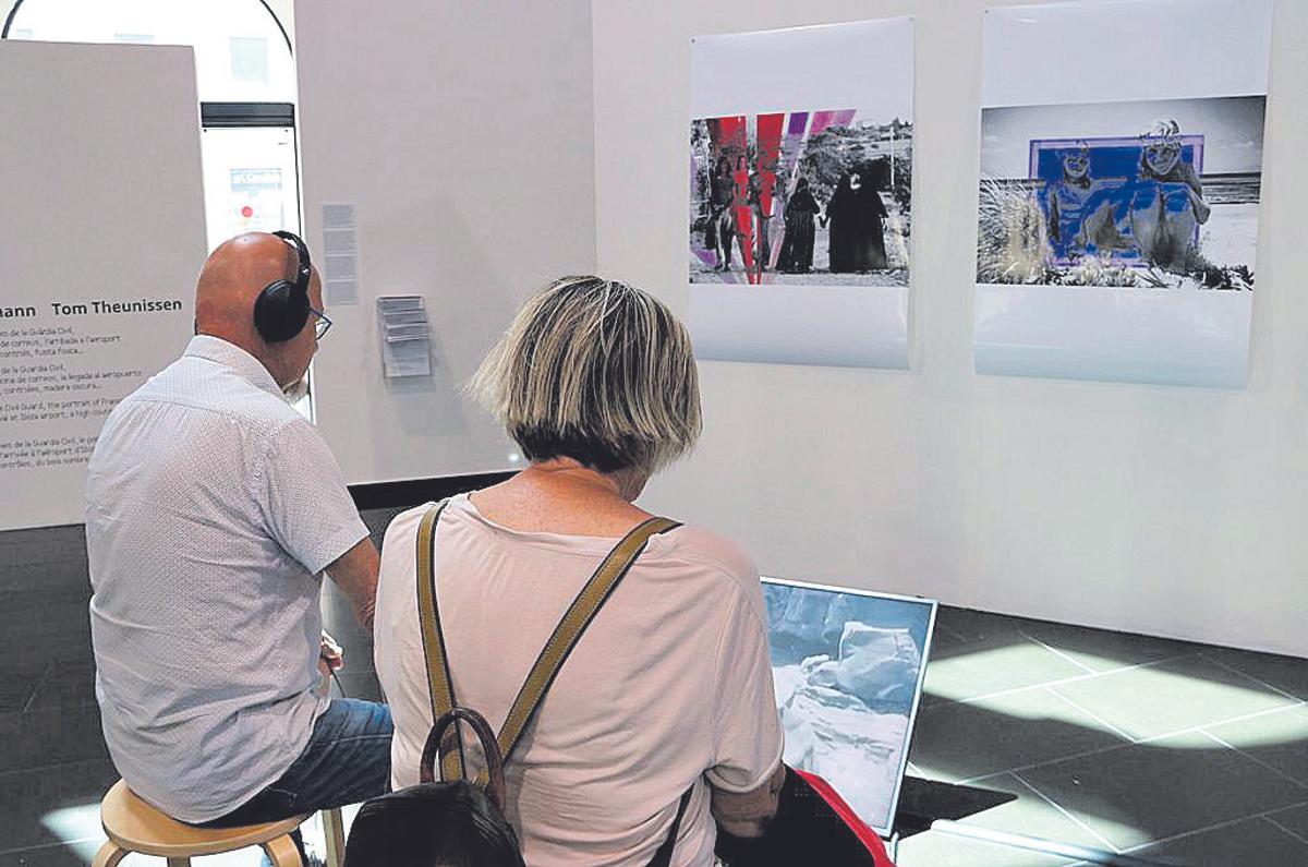 Dues persones visitant l'exposició que s'inaugura aquest dissabte a Figueres