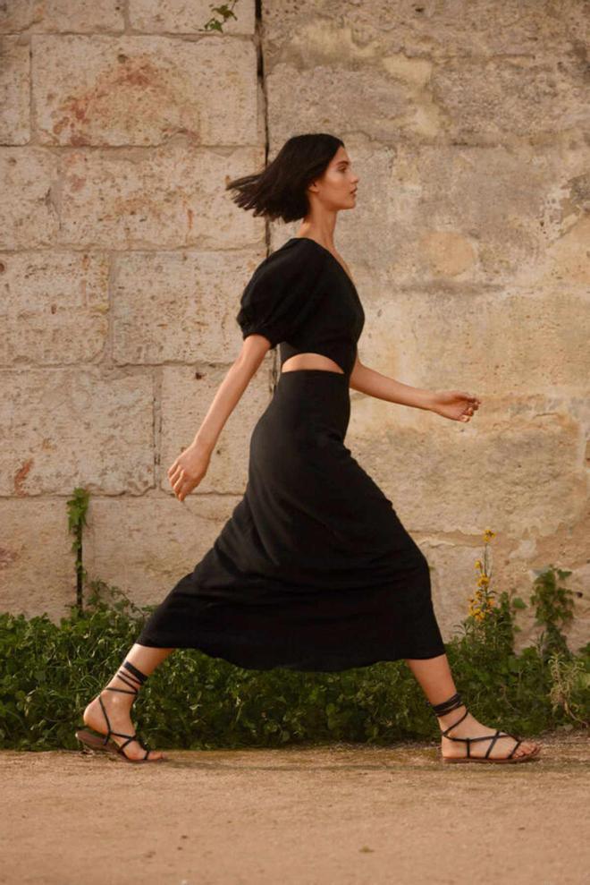 Vestido negro con detalles cut out de la colección de Tamara Falcó para Pedro del Hierro