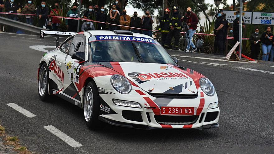 Julián Falcón y Jacob Páez, rodando ayer con su Porsche en el tramo de San Lorenzo. | |