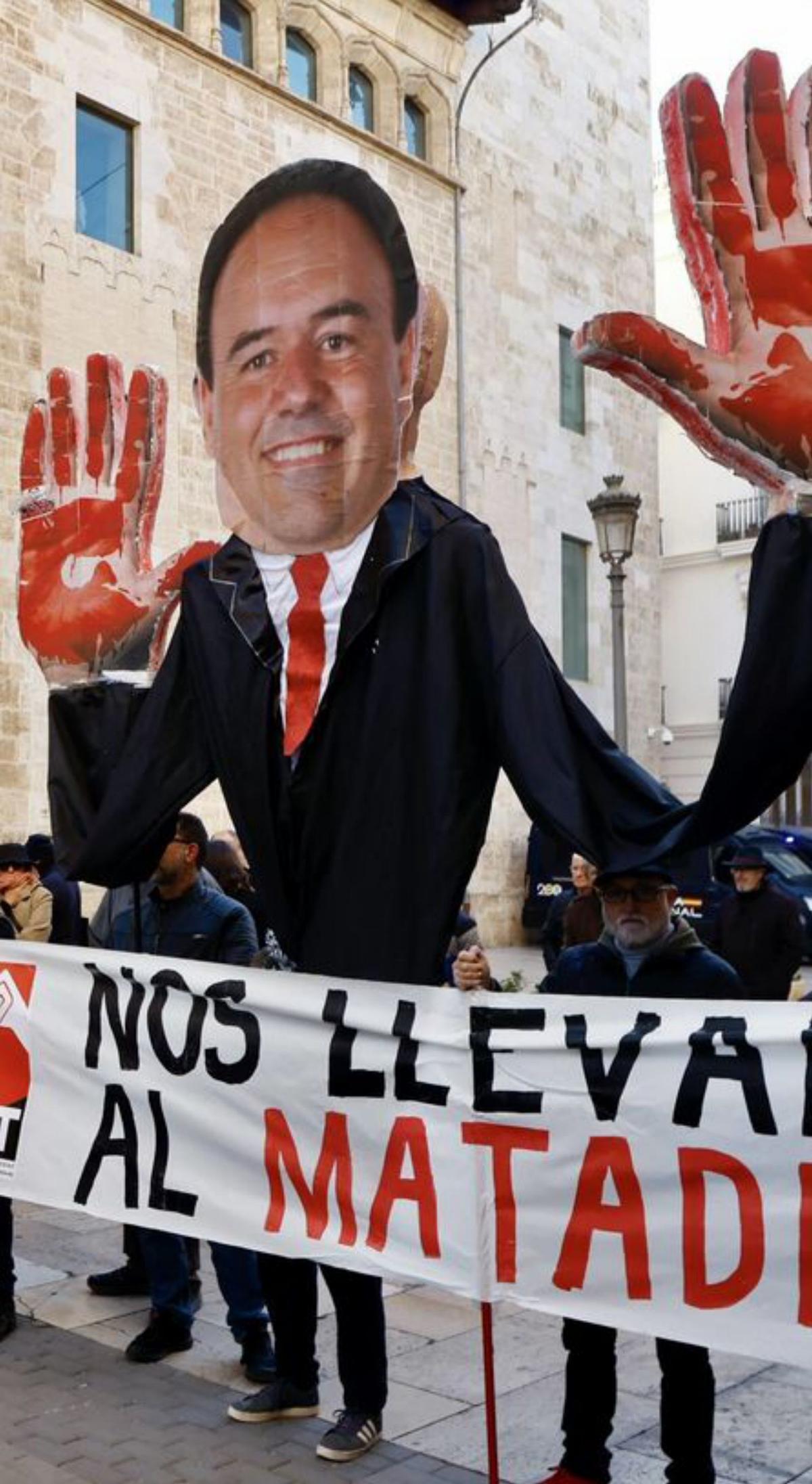 Les víctimes de la dana protesten contra el "còmplice" de l’expresident