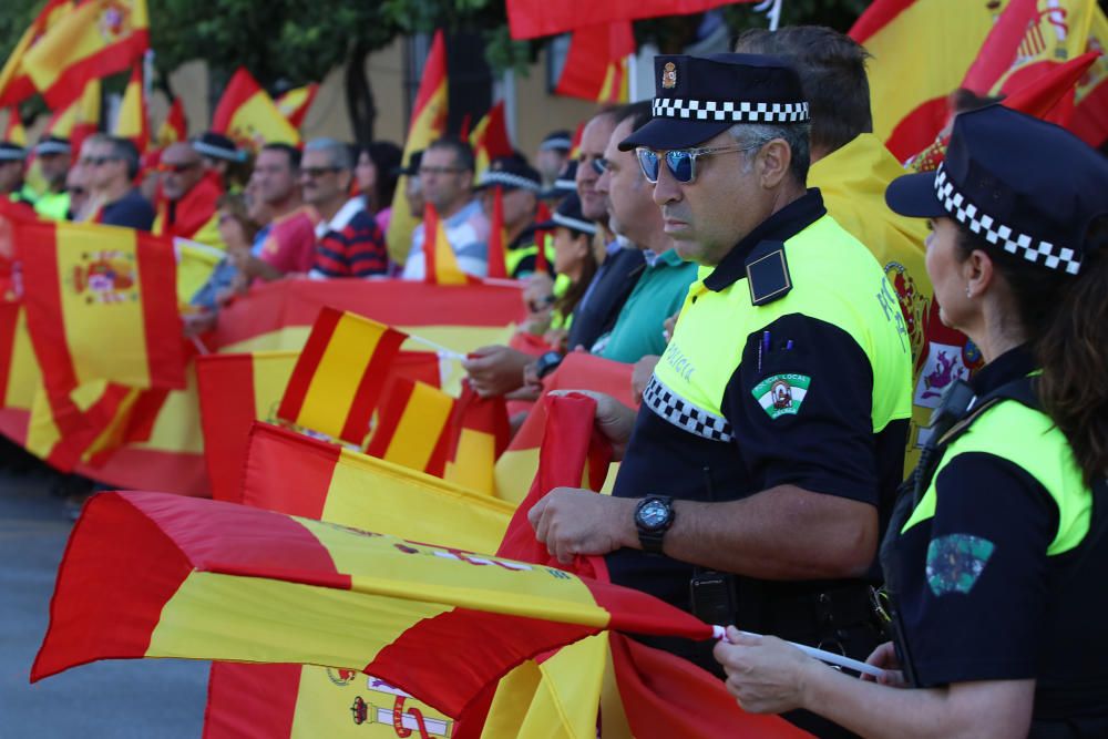 La Policía Local de Málaga organiza ante su sede una concentración en apoyo de los policías nacionales y los guardia civiles que se han desplazado a Cataluña con motivo del referéndum del 1-O