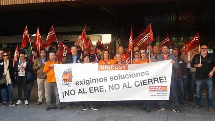 Los trabajadores de Unipost se manifestaron ante la Delegación del Gobierno.