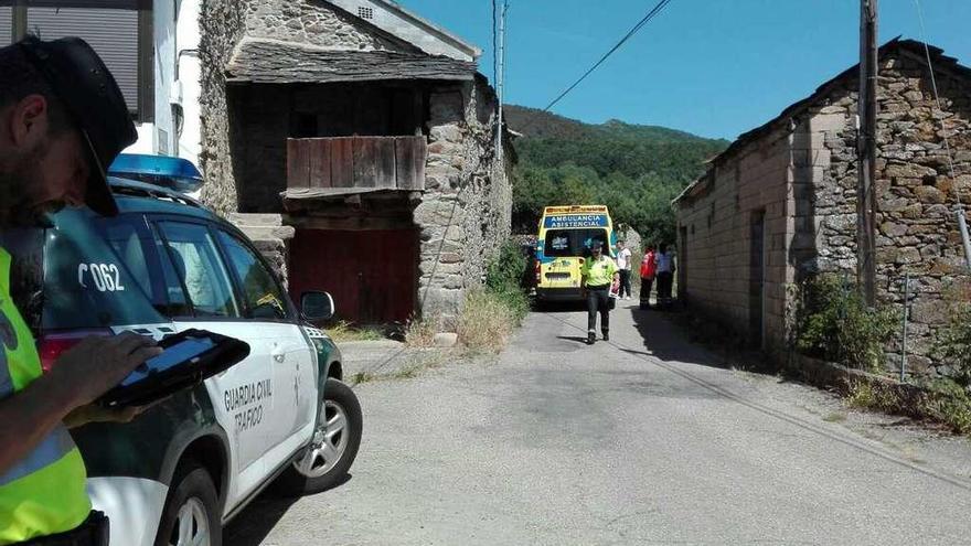 La Guardia Civil y una ambulancia, ayer tras el accidente ocurrido en San Martín del Terroso.