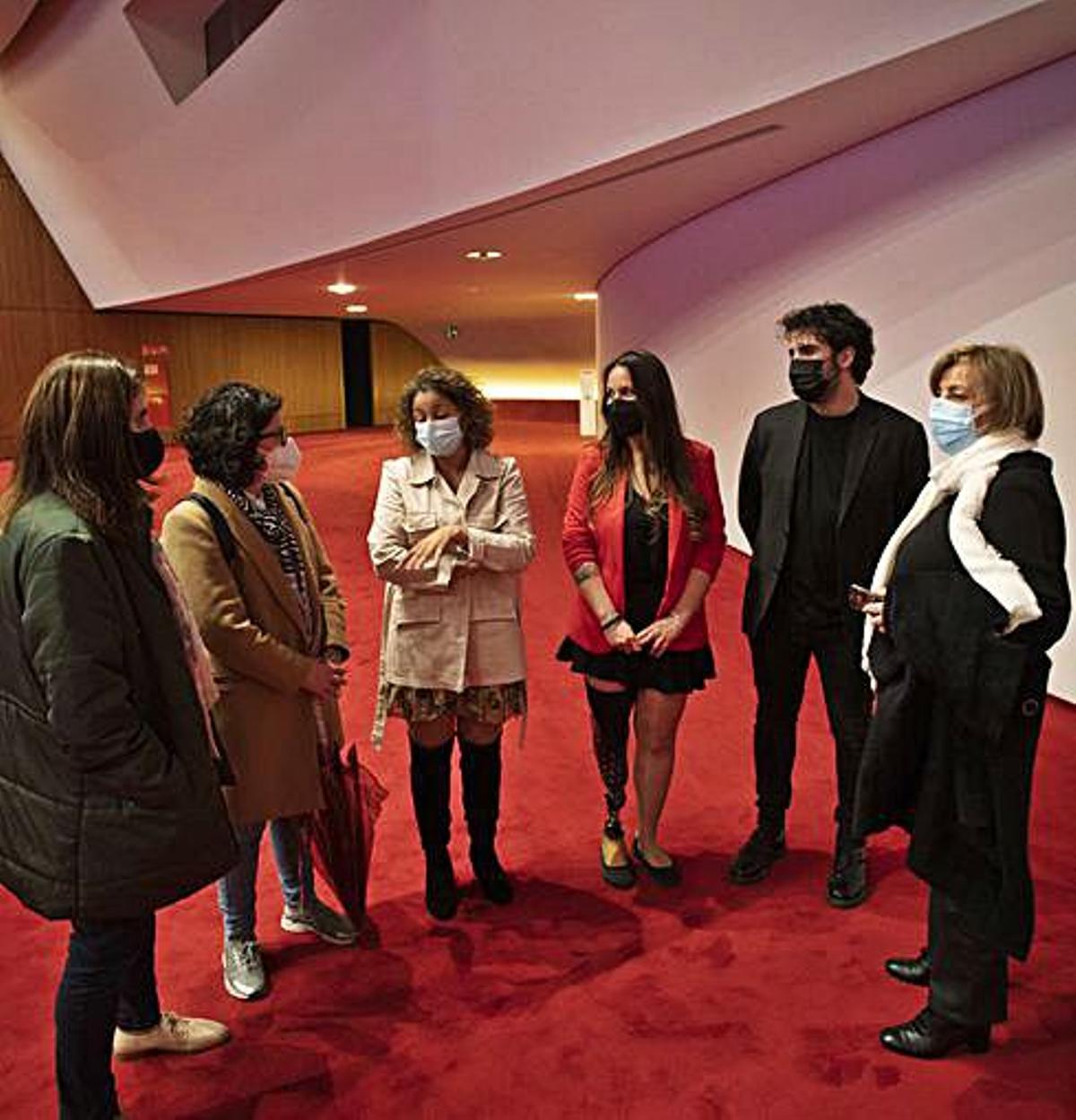 La Alcaldesa y la edil Nuria Delmiro, en los extremos de la foto, durante la presentación de la cinta. | R. S.