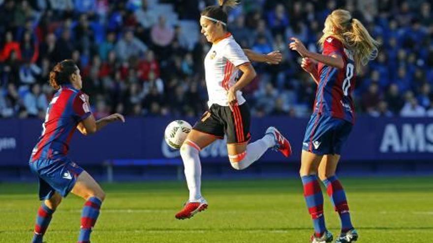 Claudia Zornoza, ante el Levante UD, cuando militaba en el Valencia CF.