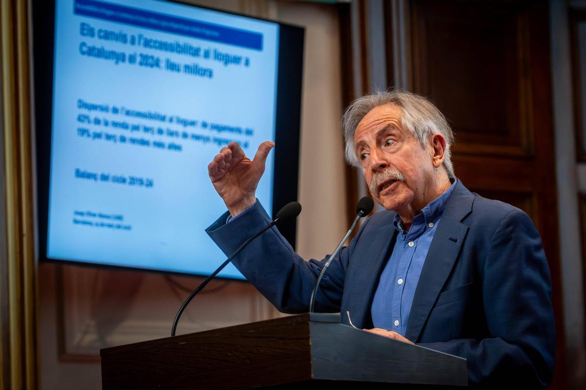 Josep Oliver, catedrático emérito de Economía Aplicada de la UAB, durante la presentación del estudio de la Asociación de Propietarios de Viviendas en Alquiler (ASVAL)