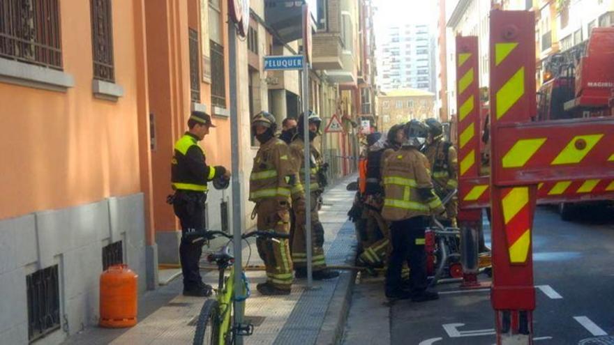 Intervención de los bomberos en la calle Gascón de Gotor