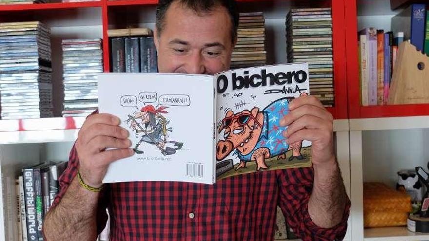 Luis Davila, con un ejemplar de &quot;O Bichero&quot;. // FdV