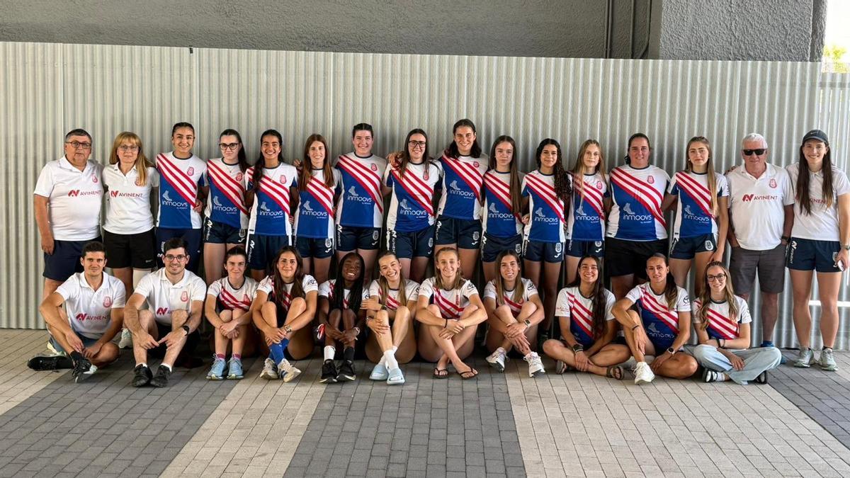 La delegació manresana a l'exterior de l'estadi madrileny