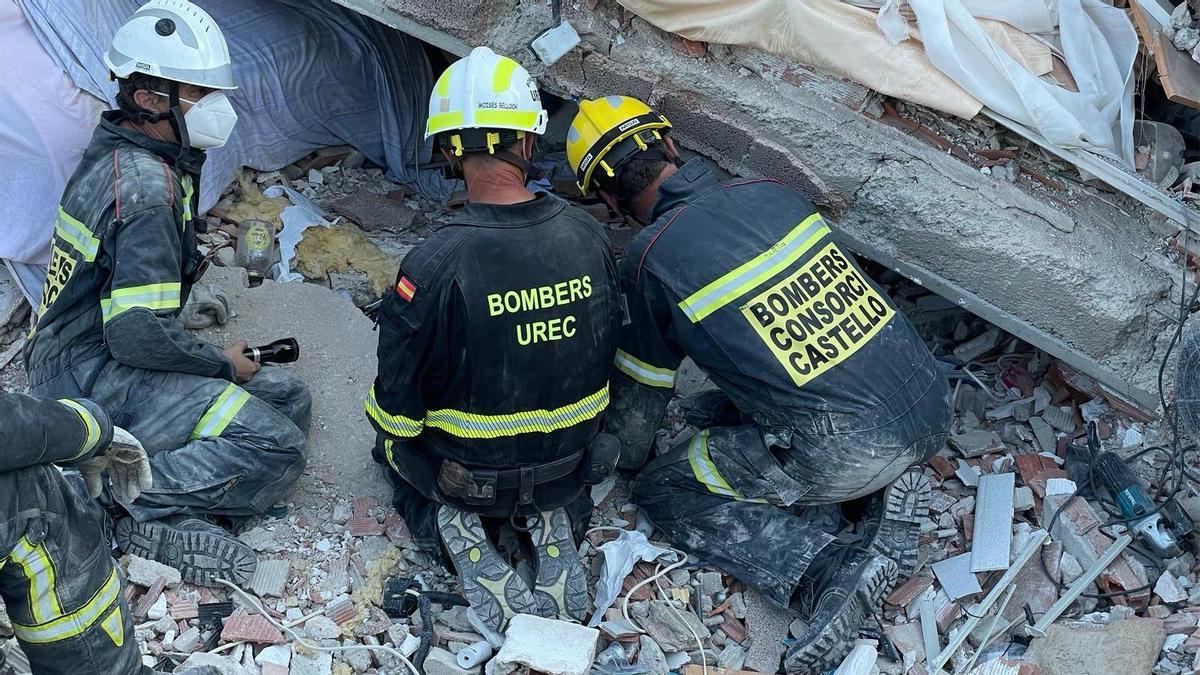 Los bomberos han localizado este jueves el cuerpo sin vida de la mujer sepultada en el derrumbe de Peñíscola