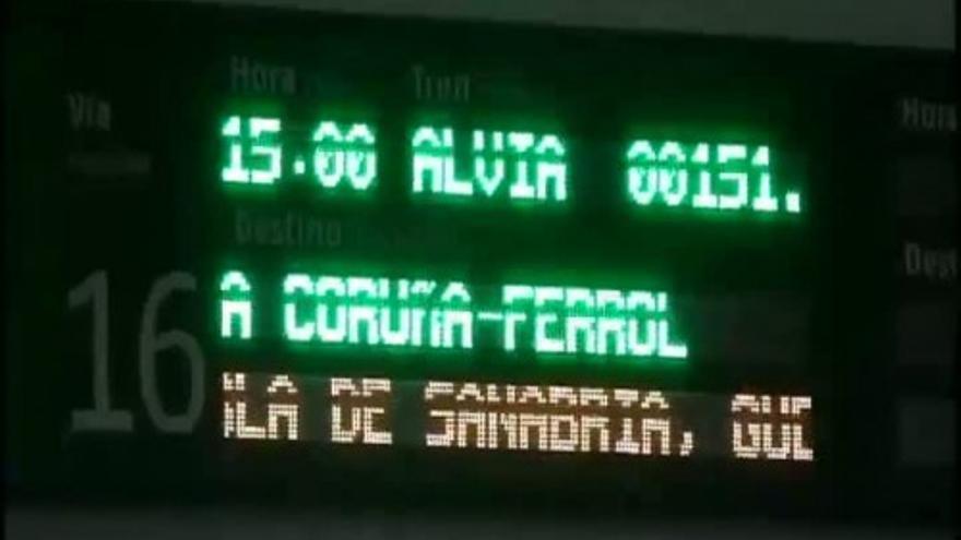 El emotivo trayecto del primer tren Madrid-Ferrol tras la tragedia de Santiago