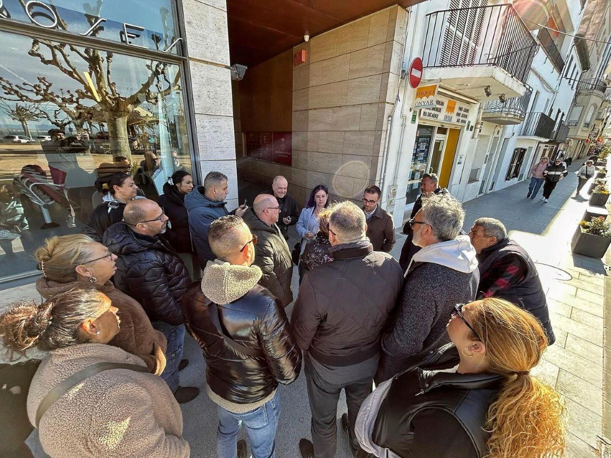 Concentració dels paradistes divendres passat davant l'ajuntament de Roses