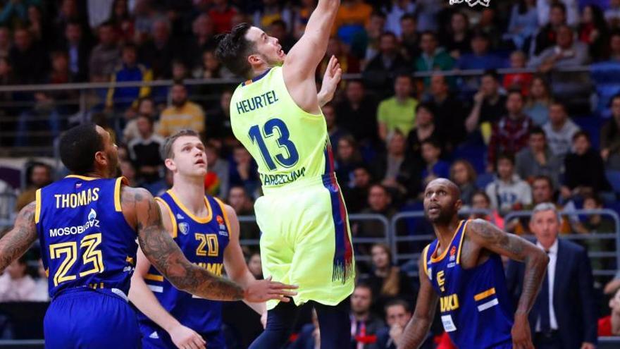 Thomas Heurtel (c) encesta frente a la defensa del Khimki.