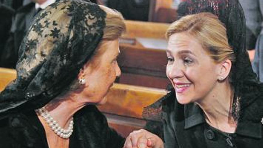 La Infanta Cristina, derecha, charla con Marie von und zu Liechtenstein. / rtp