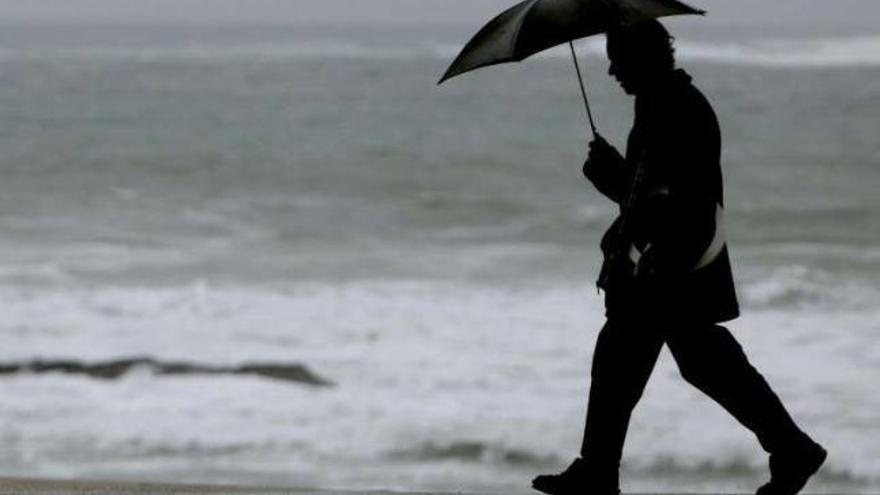 Un hombre camina por el paseo marítimo de Riazor.