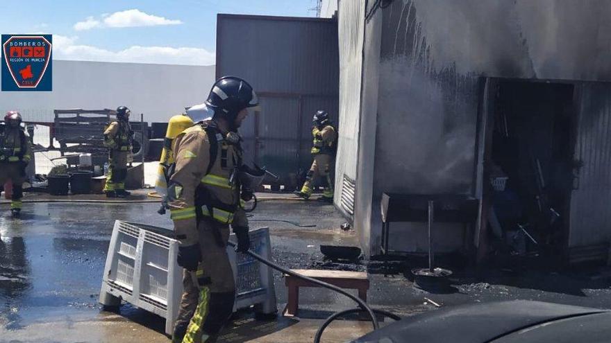 Arde un almacén de vehículos cerca de la ITV de Mazarrón